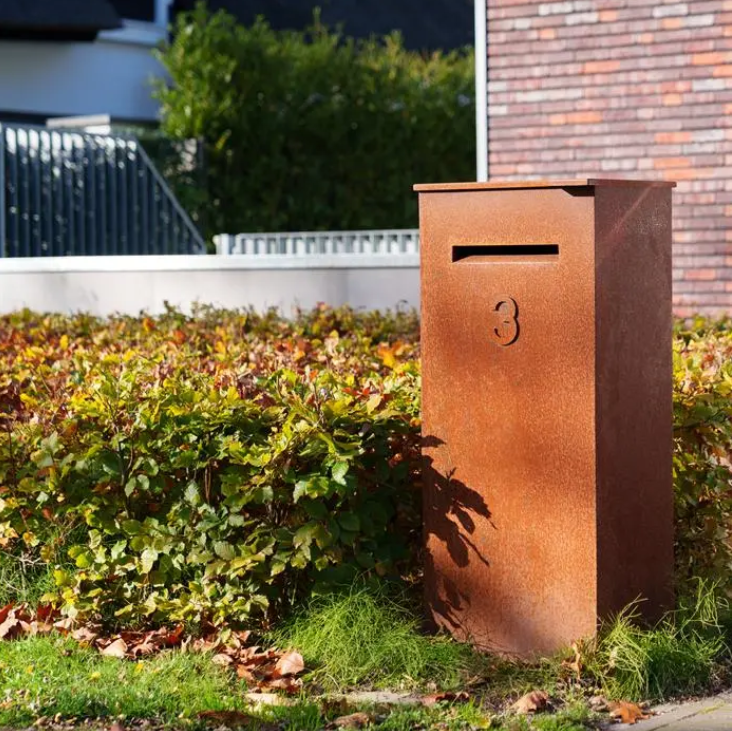 Briefkasten für Post und Pakete Case aus Cortenstahl